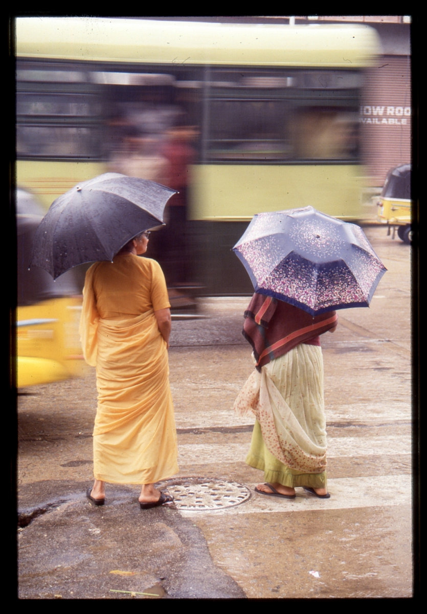 Hyderbad-ladies-umbrellas-and-bus